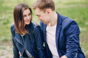 Come capire se piaci a una ragazza: segnali, desiderio e come conquistarla