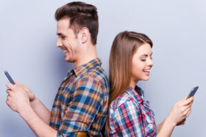 Cosa scrivere a una ragazza in chat: frasi di approccio e flirt efficaci