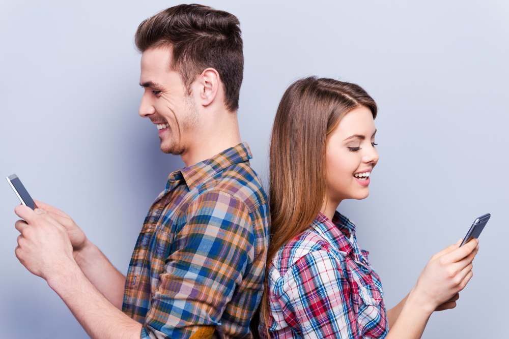 Cosa scrivere a una ragazza in chat: frasi di approccio e flirt efficaci